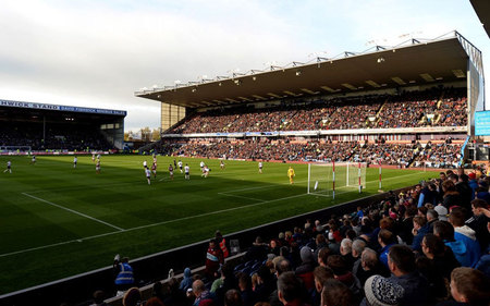 他的背后还 他的背后还